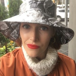 Meet your Posher, Caitlin